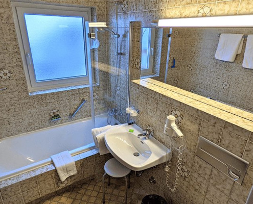 Badezimmer der Ferienwohnung "Manndl" im Ferienhaus Wetterstein in Grainau an der Zugspitze