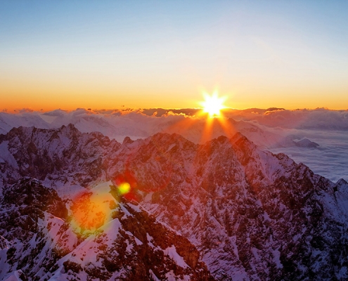 Sonnenaufgang Üben den Alpen