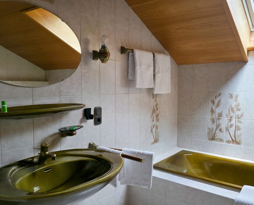 Bad des Schlafzimmer der Ferienwohnung "Kreuzeck" im Ferienhaus Wetterstein in Grainau an der Zugspitze