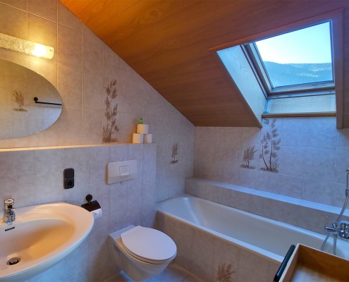 Bad des zweiten Schlafzimmer der Ferienwohnung "Kreuzeck" im Ferienhaus Wetterstein in Grainau an der Zugspitze