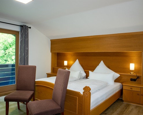 Schlafzimmer der Ferienwohnung "Kreuzeck" im Ferienhaus Wetterstein in Grainau an der Zugspitze