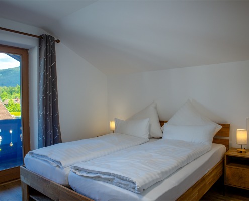 Zweites Schlafzimmer der Ferienwohnung "Kreuzeck" im Ferienhaus Wetterstein in Grainau an der Zugspitze