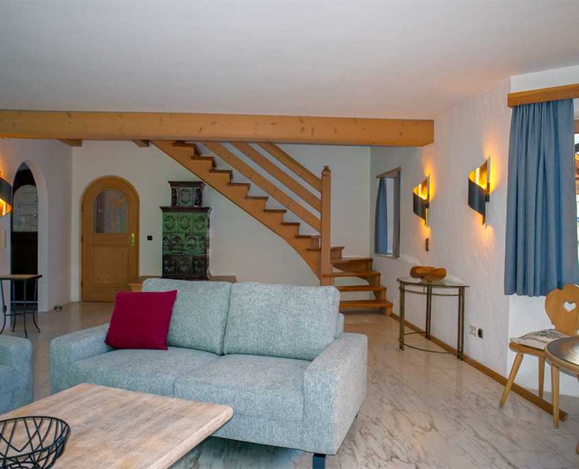 Wohnzimmer der Ferienwohnung "Kreuzeck" im Ferienhaus Wetterstein in Grainau an der Zugspitze