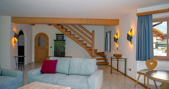 Das Wohnzimmer unserer Ferienwohnung "Kreuzeck" im Ferienhaus Wetterstein im wunderschönen Grainau direkt an der Zugspitze