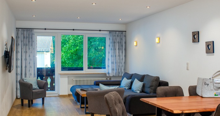 Das Wohnzimmer unserer Ferienwohnung "Kleiner Waxenstein" im Ferienhaus Wetterstein im wunderschönen Grainau direkt an der Zugspitze
