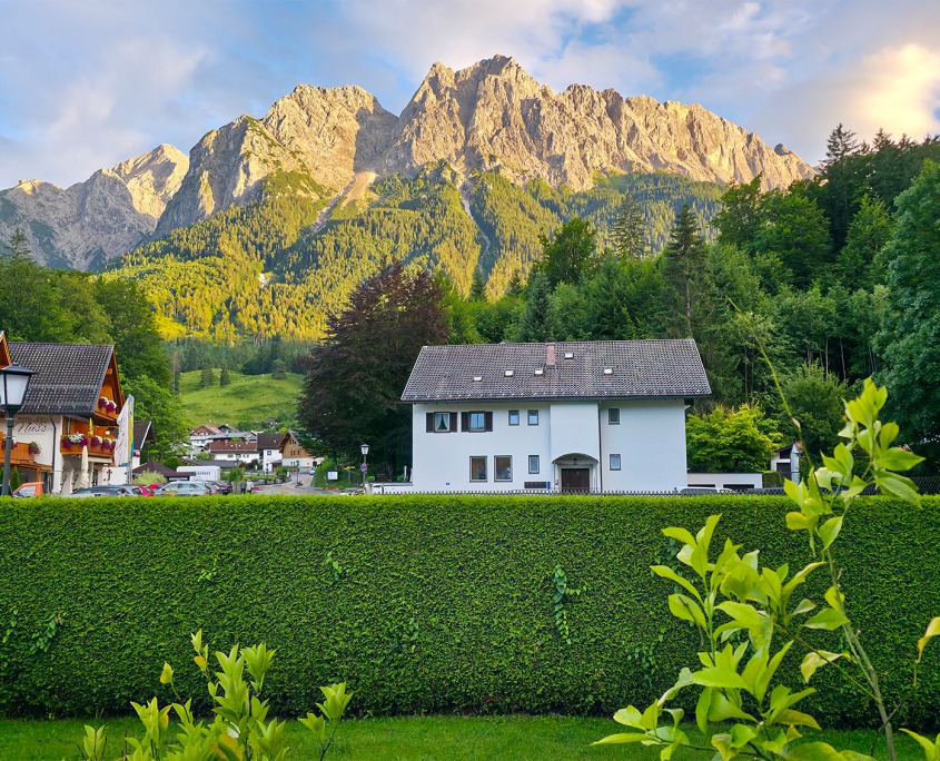 Blick auf die umliegenden Berge der Ferienwohnung "Manndl" im Ferienhaus Wetterstein in Grainau an der Zugspitze