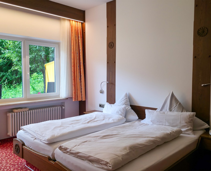 Schlafzimmer der Ferienwohnung "Manndl" im Ferienhaus Wetterstein in Grainau an der Zugspitze