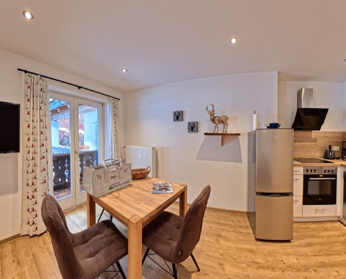 Die Küche mit Esstisch unserer Ferienwohnung "Waldblick" im Ferienhaus Wetterstein in Grainau direkt an der Zugspitze