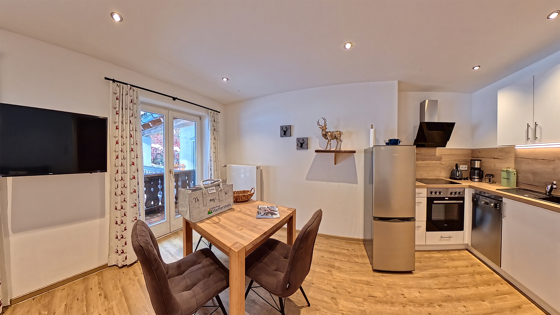 Die Küche mit Esstisch unserer Ferienwohnung "Waldblick" im Ferienhaus Wetterstein in Grainau direkt an der Zugspitze